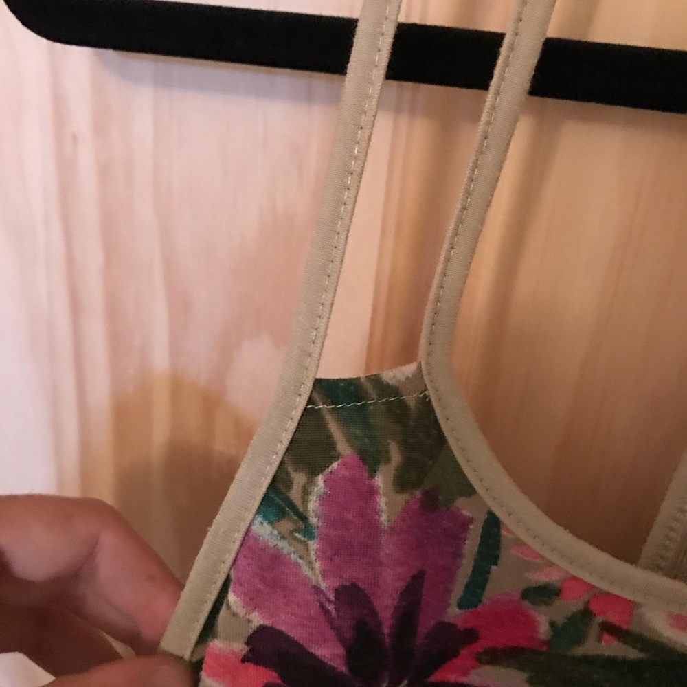 Tropical Top 🌺🌿 - Picture 4 of 5